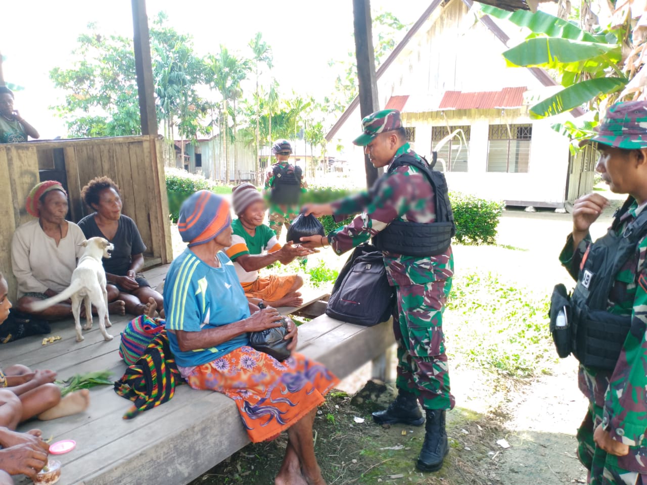 Pos Batom memberikan bantuan beras kepada warga Kampung Batom II, Rabu (11/05/2022), (Foto: V24/AL)