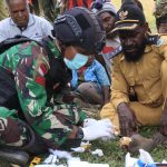 Satgas Yonif MR 412 Kostrad untuk menggelar pelayanan kesehatan gratis , Rabu (11/05/2022), (Foto: V24/AL)