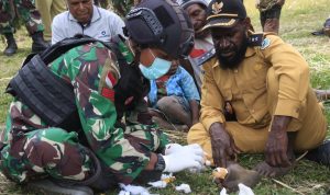 Satgas Yonif MR 412 Kostrad untuk menggelar pelayanan kesehatan gratis , Rabu (11/05/2022), (Foto: V24/AL)