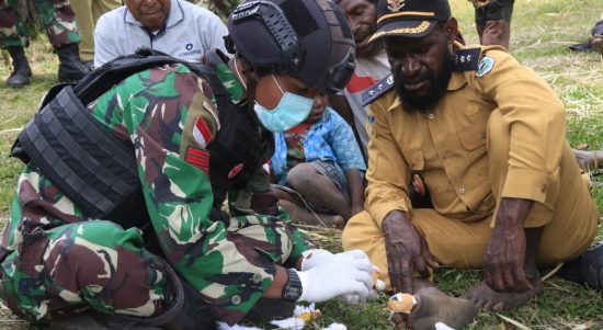 Satgas Yonif MR 412 Kostrad untuk menggelar pelayanan kesehatan gratis , Rabu (11/05/2022), (Foto: V24/AL)
