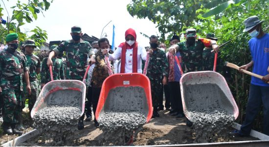 Pembukaan TMMD Reguler ke 113 TA 2022 diawali dengan penandatanganan dan penyerahan Naskah, Kamis (12/05/2022), (Foto: V24/AL)