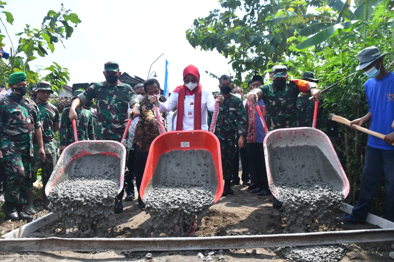 Pembukaan TMMD Reguler ke 113 TA 2022 diawali dengan penandatanganan dan penyerahan Naskah, Kamis (12/05/2022), (Foto: V24/AL)
