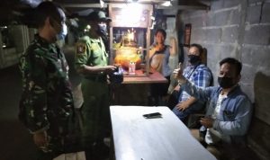 Pelda Sugianto ( Piket Koramil 03/Serengan) bersama Linmas melaksanakan pemantauan wilayah, Kamis (12/05/2022), (Foto: V24/AL)