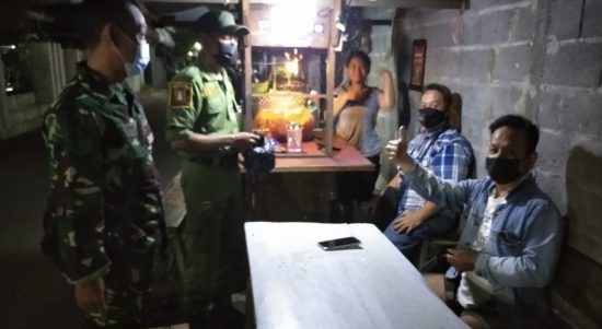 Pelda Sugianto ( Piket Koramil 03/Serengan) bersama Linmas melaksanakan pemantauan wilayah, Kamis (12/05/2022), (Foto: V24/AL)