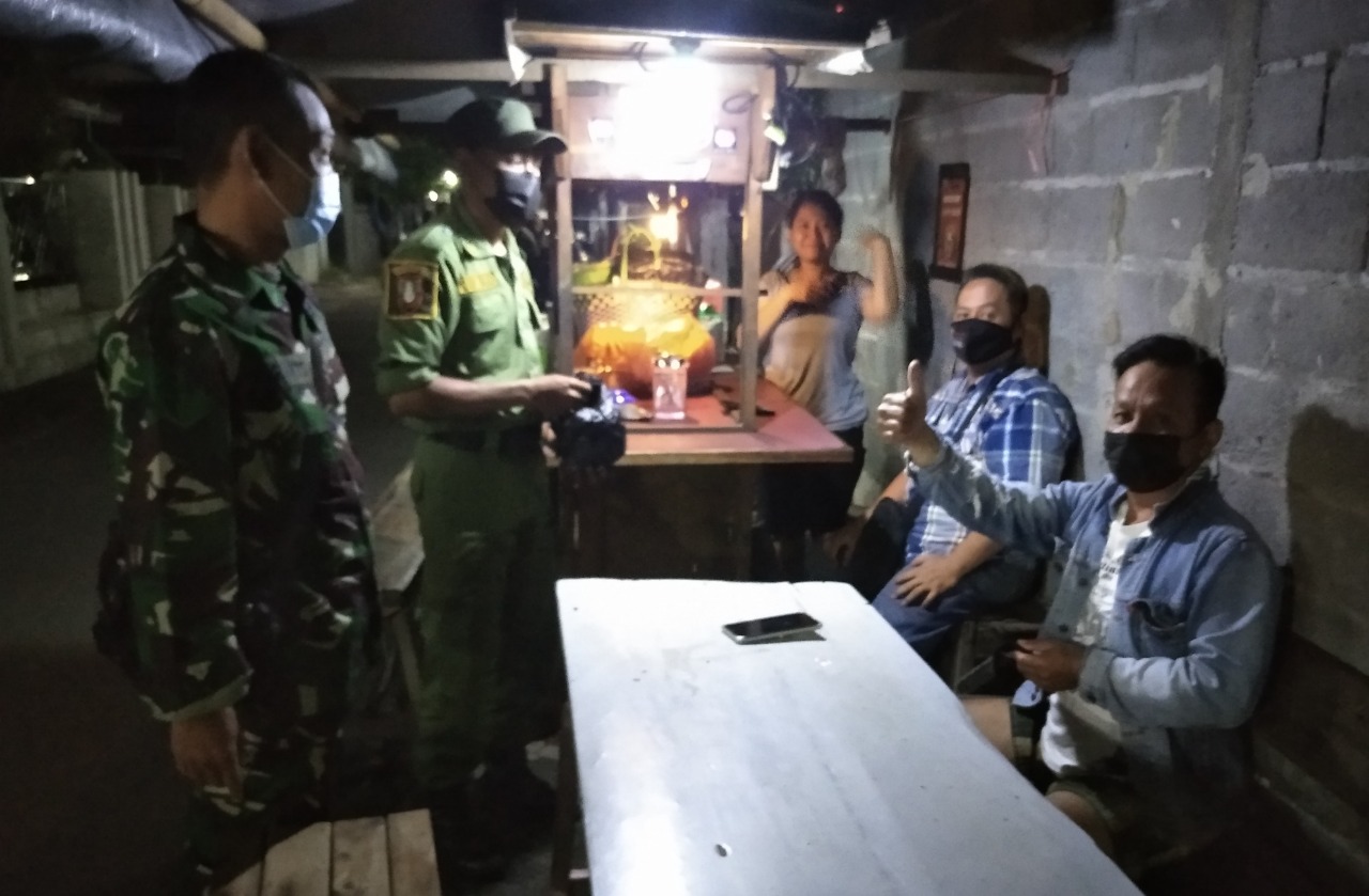 Pelda Sugianto ( Piket Koramil 03/Serengan) bersama Linmas melaksanakan pemantauan wilayah, Kamis (12/05/2022), (Foto: V24/AL)