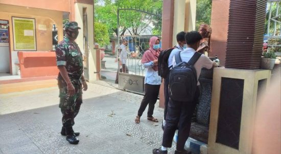 Serda Aria Fantari memantau dan mengecek secara langsung PTM, Rabu (11/05/2022), (Foto: V24/Madli)