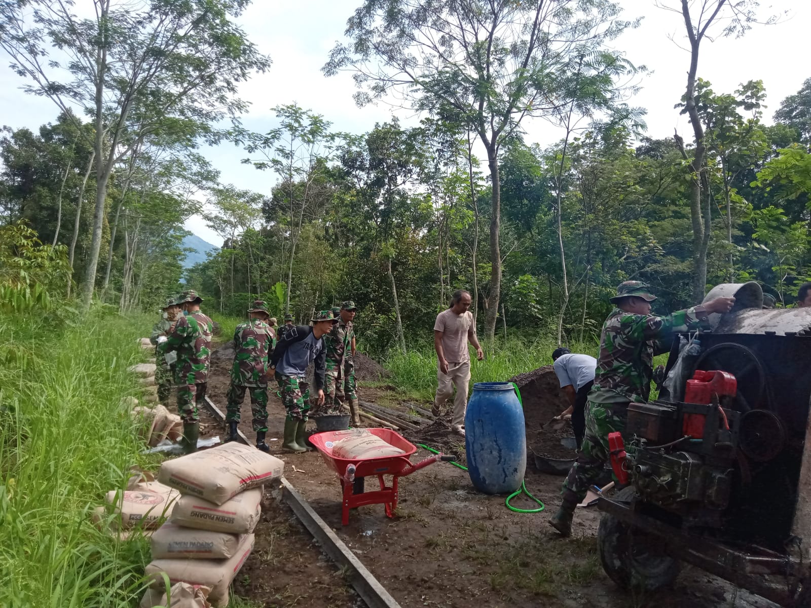 Pembangunan Jalan Dukuh Tempel ke Dukuh Sidomulyo serta akses menuju ke pasar dan Desa Sangup, Kamis (13/05/2022), (Foto: V24/Rudi)
