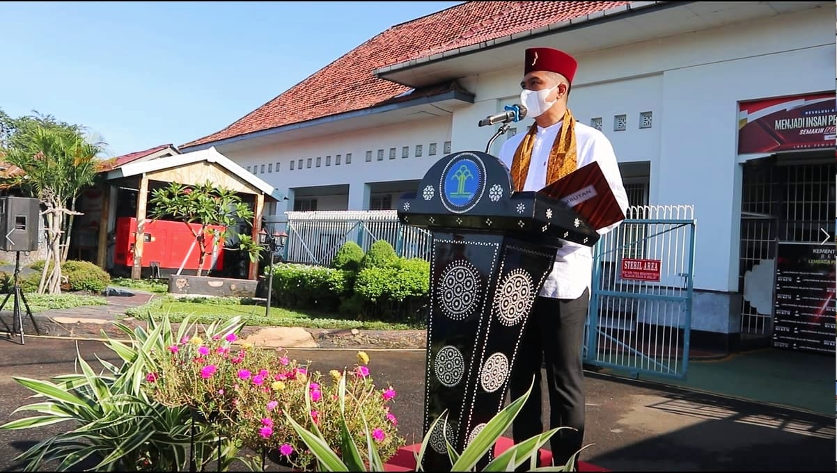 Upacara Dilaksanakan di Lapangan dan Diikuti Seluruh Pegawai Bersama Perwakilan Warga Binaan, Jumat (13/05/2022), (Foto: V24/AL)