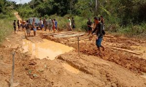 Jalan Desa Merupakan Akses Penting Bagi Warga Untuk Melintas, Jumat (13/05/2022), (Foto: V24/AL)