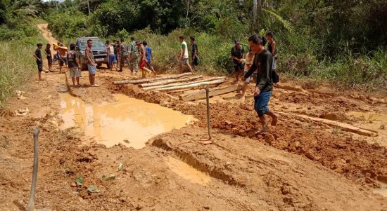Jalan Desa Merupakan Akses Penting Bagi Warga Untuk Melintas, Jumat (13/05/2022), (Foto: V24/AL)