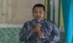 Penghargaan Kampung Pancasila yang Diserahkan Oleh Letkol Inf Rudy Sudjatmiko, Jumat (13/05/2022), (Foto: V24/AL)