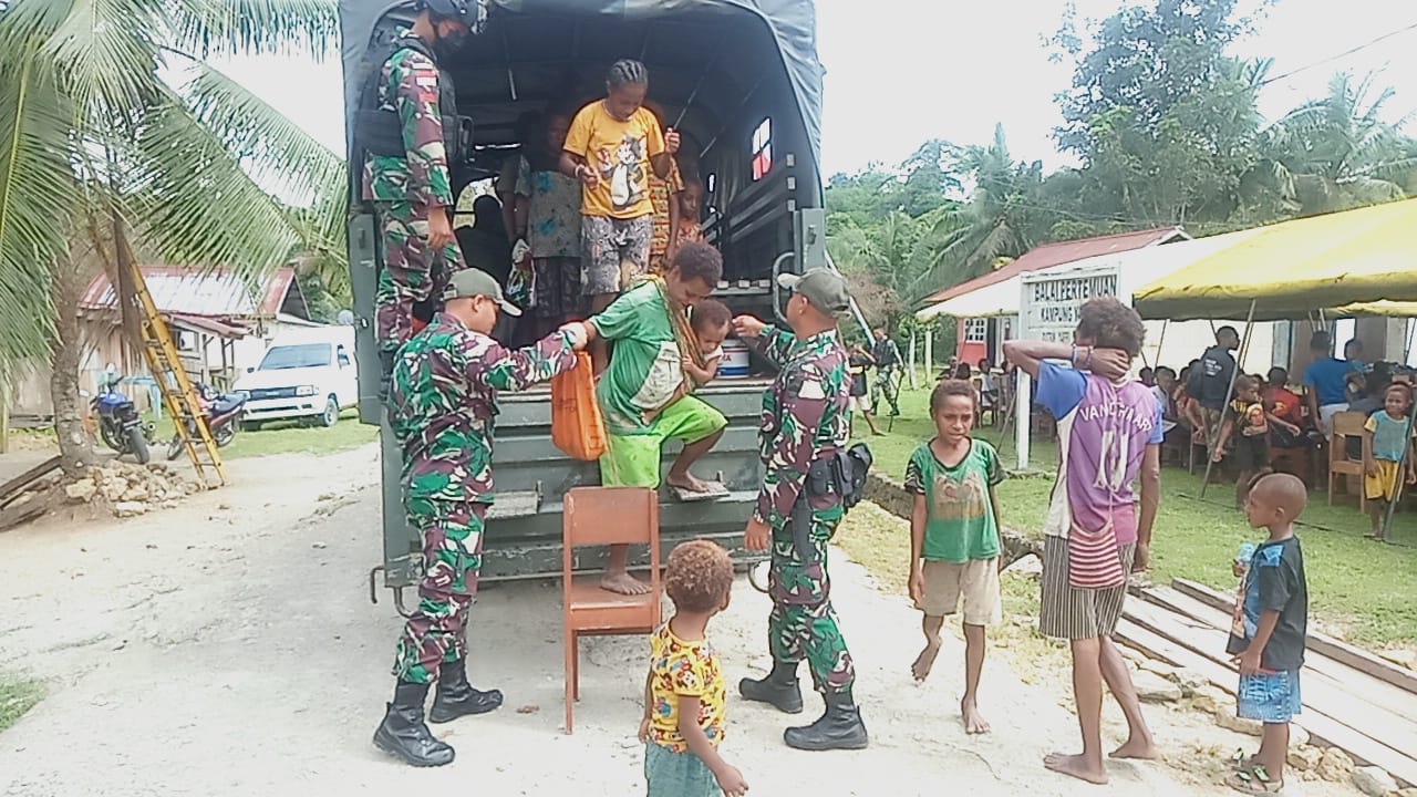 Bapak Martin Wafner (48) Selaku Kepala Kampung Yabanda Mengungkapkan Perasaan Senangnya, Jumat (14/05/2022), (Foto: V24/AL)
