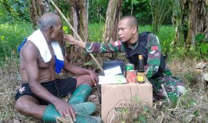 Pemberian Bantuan Sembako Dipimpin Oleh Wadanpos Yaitu Sertu Kasmar, Sabtu (14/05/2022), (Foto: V24/AL)