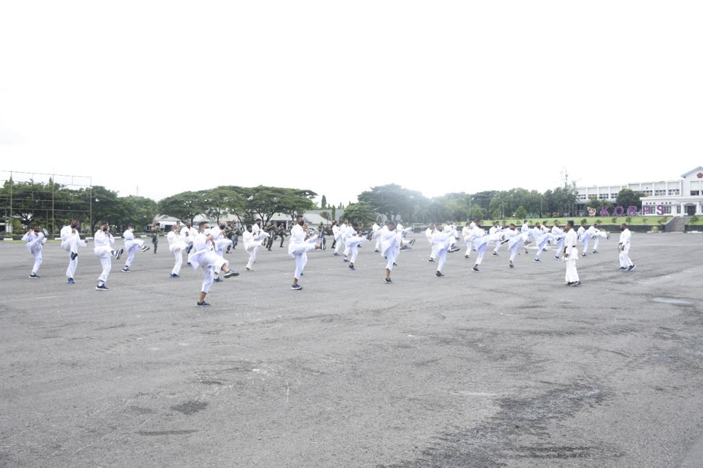 Batalyon Arhanud 2 Marinir Melaksanakan Latihan Karate di Lapangan, Kamis (12/05/2022), (Foto: V24/AL)