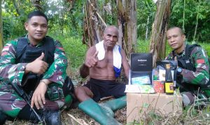 Yonif 711/Rks memberikan bantuan Sembako kepada warga Kampung Arso, Sabtu (14/05/2022), (Foto: V24/AL)