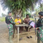 Danpos Kotis Membagikan Kaos Sargal dari Mabes TNI dan Memberikan Naraga, Minggu (17/04/2022), (Foto: V24/AL)