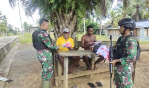 Danpos Kotis Membagikan Kaos Sargal dari Mabes TNI dan Memberikan Naraga, Minggu (17/04/2022), (Foto: V24/AL)
