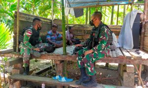Yonif 711/Rks Pos KM 76 Berkunjung Bersilaturahmi dengan Warga Kampung Wembi, Sabtu (14/05/2022), (Foto: V24/AL)