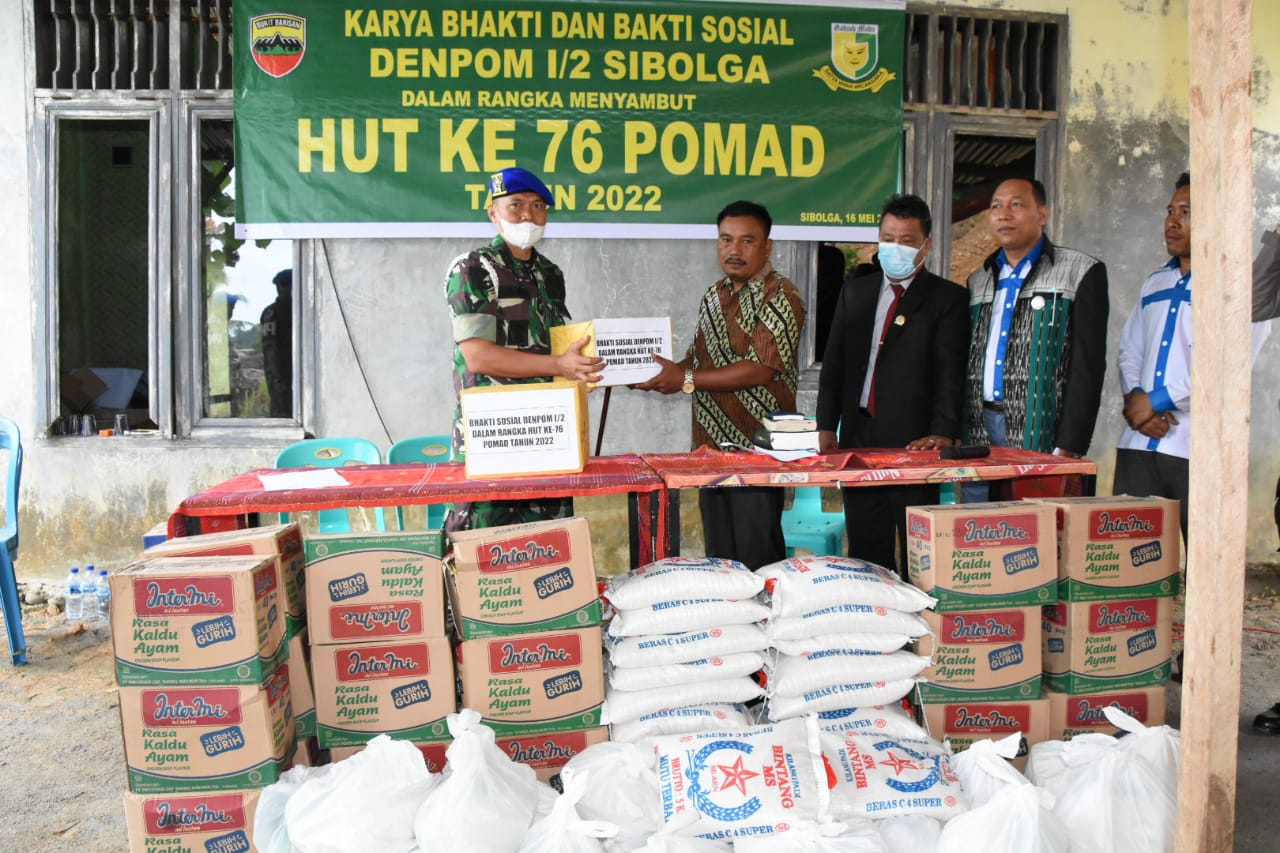 Kegiatan Karya Bakti Pembersihan Jalan disekitar Desa Aek Garut dan Pembagian Sembako, Senin (16/05/2022), (Foto: V24/AL)