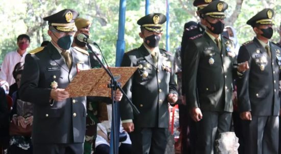 Pemakaman Militer Almarhum Mayjen TNI (Purn) Ahmad Supriyadi, Minggu (15/05/2022), (Foto: V24/AL)
