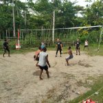 Kegiatan Bermain Voli Merupakan Wahana Komunikasi Sosial yang Dilakukan Anggota Pos Wembi, Senin (16/05/2022), (Foto: V24/AL)