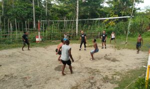 Kegiatan Bermain Voli Merupakan Wahana Komunikasi Sosial yang Dilakukan Anggota Pos Wembi, Senin (16/05/2022), (Foto: V24/AL) Kegiatan Bermain Voli Merupakan Wahana Komunikasi Sosial yang Dilakukan Anggota Pos Wembi, Senin (16/05/2022), (Foto: V24/AL)