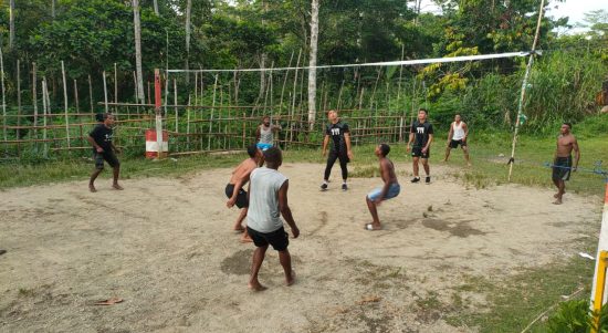 Kegiatan Bermain Voli Merupakan Wahana Komunikasi Sosial yang Dilakukan Anggota Pos Wembi, Senin (16/05/2022), (Foto: V24/AL)
