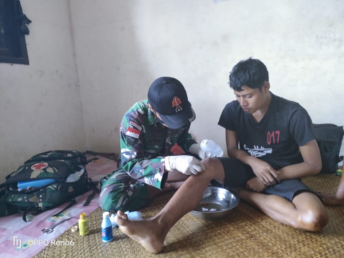 Bantuan Pelayanan Pengobatan Gratis di Desa Tajum, Senin (16/05/2022), (Foto: V24/AL)