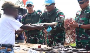 6 pucuk senjata API Jeni's AK-47, 6 buah magazen AK-47, 2 unit HT Baofeng, Selasa (17/05/2022), (Foto: V24/AL)