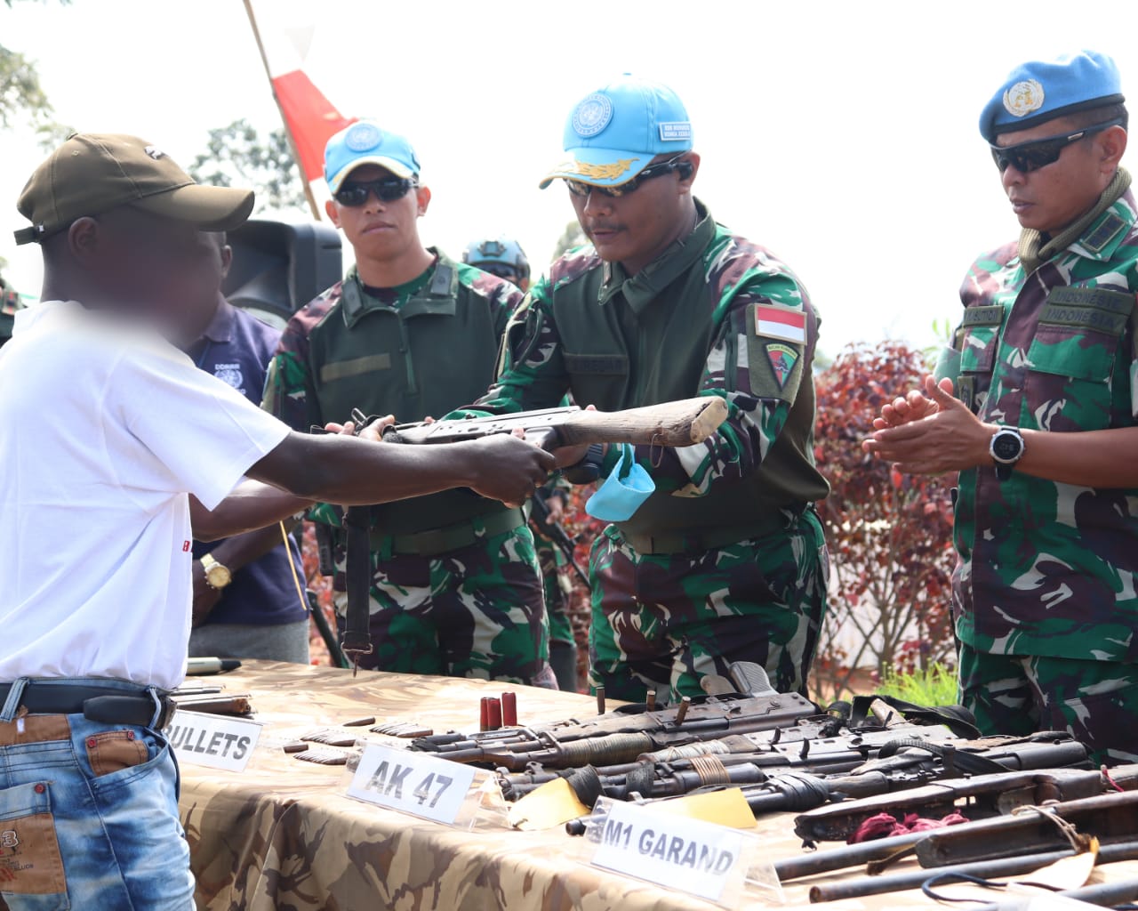 6 pucuk senjata API Jeni's AK-47, 6 buah magazen AK-47, 2 unit HT Baofeng, Selasa (17/05/2022), (Foto: V24/AL)