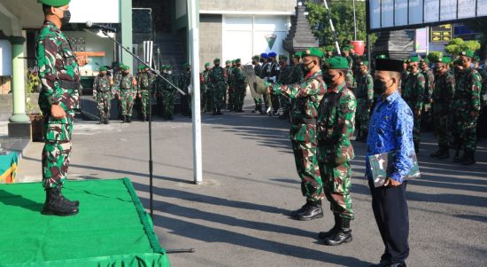 Upacara Bendera Tujuh Belasan Bulan Mei 2022 Ini, Diikuti Oleh Anggota Kodim 0808/Blitar, Selasa (19/04/2022), (Foto: V24/Madli)