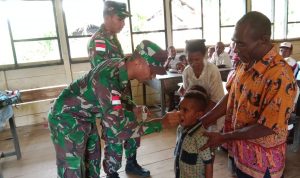 Yonif 126/Kala Cakti Melaksanakan Pemberian Syrup Obat Cacing, Rabu (18/05/2022), (Foto: V24/AL)