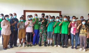 Kegiatan Mengajar Bidang Olahraga Tersebut Dipimpin Oleh Wadanpos Ujung Karang, Selasa (18/05/2022), (Foto: V24/AL), Rabu (18/05/2022), (Foto: V24/AL)