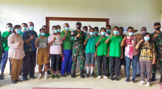 Kegiatan Mengajar Bidang Olahraga Tersebut Dipimpin Oleh Wadanpos Ujung Karang, Selasa (18/05/2022), (Foto: V24/AL), Rabu (18/05/2022), (Foto: V24/AL)