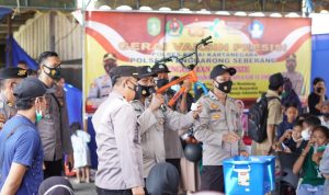 AKBP Arwin Amrih Wientama melakukan Pengundian Doorprize Gerai Vaksin Presisi, Selasa (17/05/2022), (Foto: V24/AL)