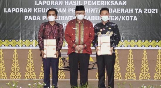 Penyerahan Laporan Hasil Pemeriksaan (LPH) Atas Laporan Keuangan Tahun 2021, Selasa (17/05/2022), (Foto: V24/Reza)