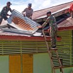 Pos Langau 1 Bantu Warga Benahi Atap Balai Desa yang Sudah Rusak, Selasa (17/05/2022), (Foto: V24/AL)