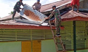Pos Langau 1 Bantu Warga Benahi Atap Balai Desa yang Sudah Rusak, Selasa (17/05/2022), (Foto: V24/AL)