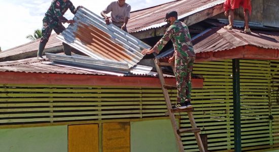 Pos Langau 1 Bantu Warga Benahi Atap Balai Desa yang Sudah Rusak, Selasa (17/05/2022), (Foto: V24/AL)