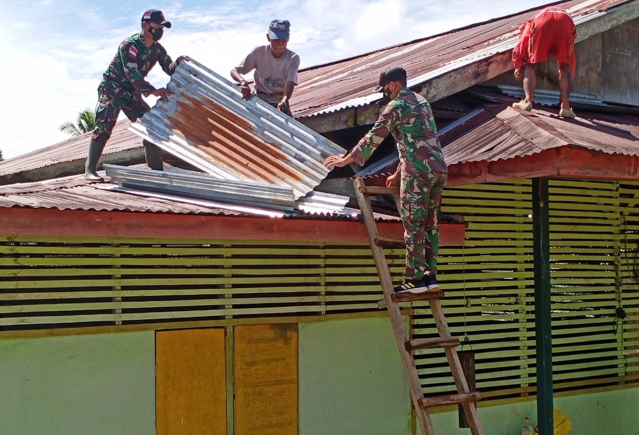 Pos Langau 1 Bantu Warga Benahi Atap Balai Desa yang Sudah Rusak, Selasa (17/05/2022), (Foto: V24/AL)