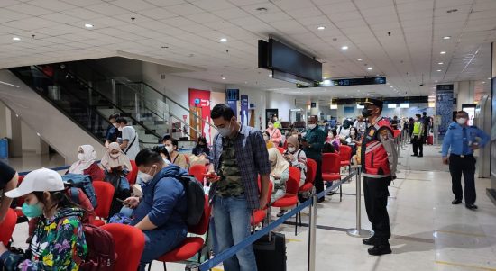 Seluruh Pelaku Perjalanan Luar Negeri (PPLN) Dilakukan Pengecekan Scan Barcode Peduli Lindungi, Selasa (17/05/2022), (Foto: V24/M.anwar)