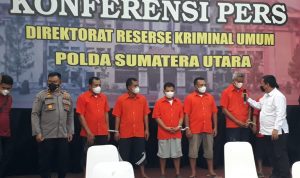 Tersangka AP dan AL Disangkakan Pasal 161 UU RI No 3 Tahun 2020, Rabu (18/05/2022), (Foto: V24/M.anwar) Tersangka AP dan AL Disangkakan Pasal 161 UU RI No 3 Tahun 2020, Rabu (18/05/2022), (Foto: V24/M.anwar)