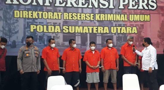 Tersangka AP dan AL Disangkakan Pasal 161 UU RI No 3 Tahun 2020, Rabu (18/05/2022), (Foto: V24/M.anwar)