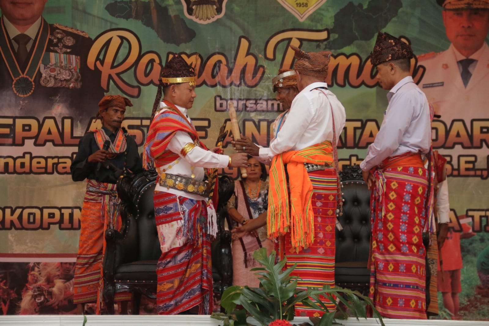 Kegiatan Penganugerahan Gelar Dilaksanakan di Kediaman Gubernur NTT, Kamis (19/05/2022), (Foto: V24/AL)