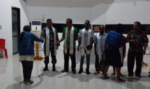 Yonif 711/Rks dipercaya sebagai pelayan pengurus (Penatua) Gereja GKI Irene Skouw, Kamis (19/05/2022), (Foto: V24/AL)