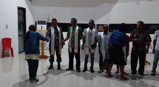 Yonif 711/Rks dipercaya sebagai pelayan pengurus (Penatua) Gereja GKI Irene Skouw, Kamis (19/05/2022), (Foto: V24/AL)