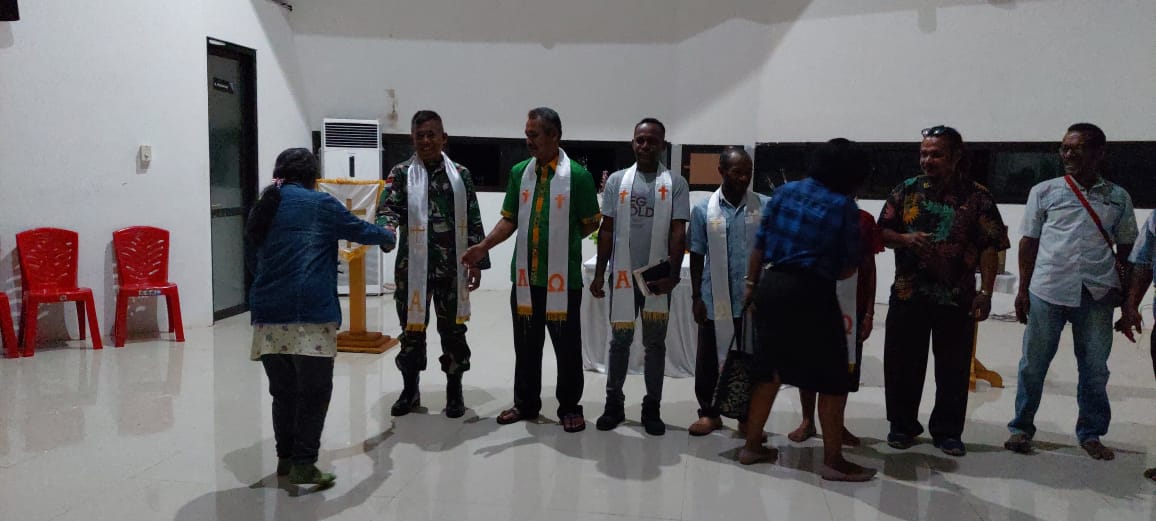 Yonif 711/Rks dipercaya sebagai pelayan pengurus (Penatua) Gereja GKI Irene Skouw, Kamis (19/05/2022), (Foto: V24/AL)