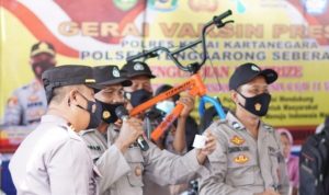Arwin Amrih Wientama Melakukan Peninjauan dan Pengundian Doorprize Gerai Vaksin, Selasa (17/05/2022), (Foto: V24/AL)