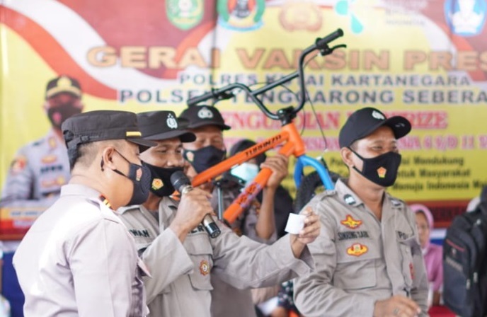 Arwin Amrih Wientama Melakukan Peninjauan dan Pengundian Doorprize Gerai Vaksin, Selasa (17/05/2022), (Foto: V24/AL)