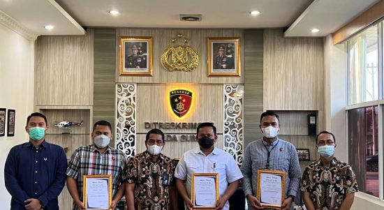 Penghargaan diberikan kepada Personel Subdit Tipikor Ditreskrimsus Polda Sumut atas prestasinya, Kamis (19/05/2022), (Foto: V24/M.anwar)